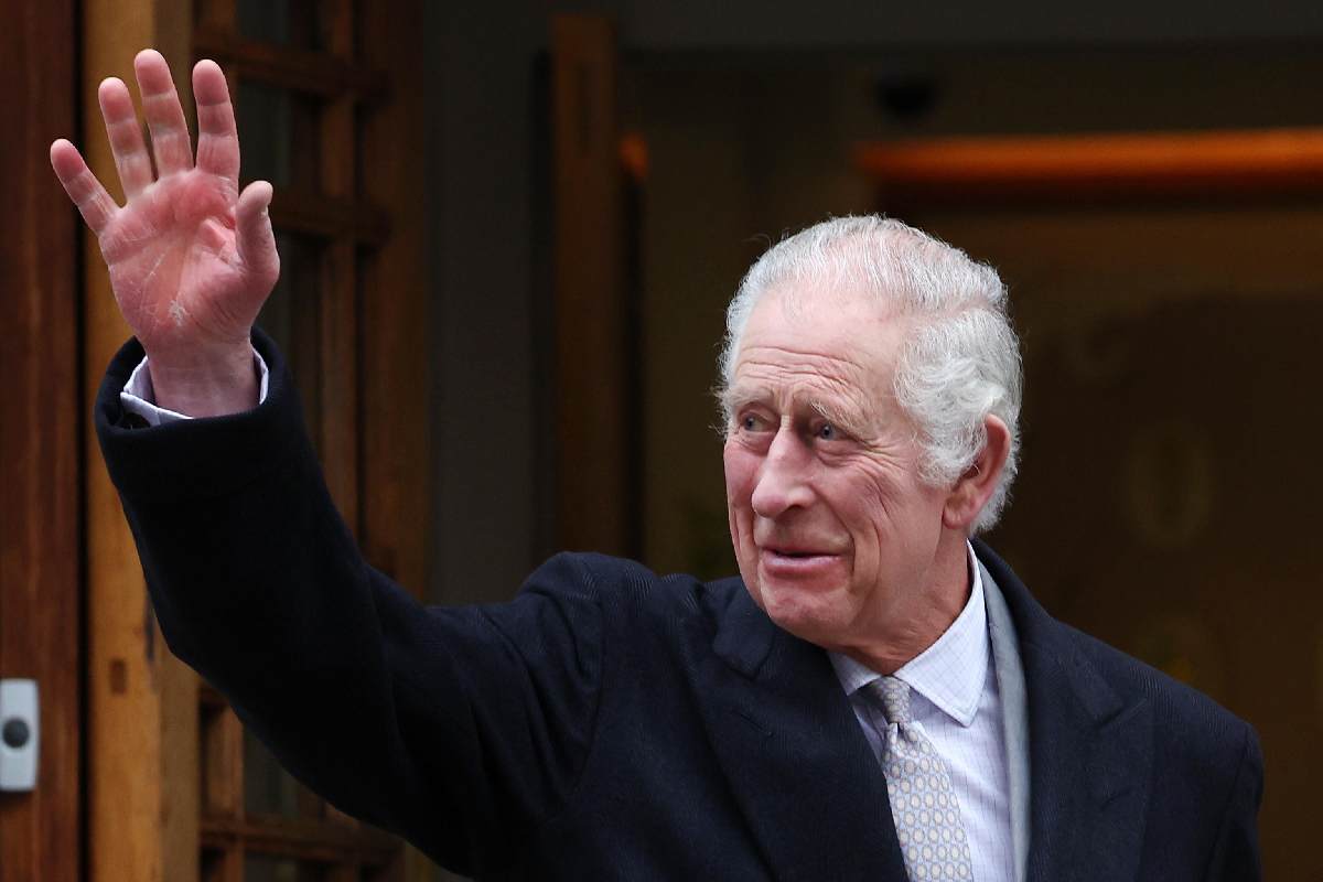 Re Carlo III saluta i cittadini dopo le dimissioni dall'ospedale