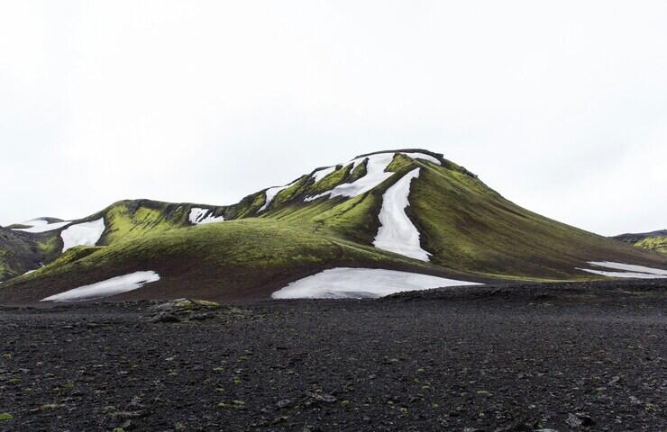 Islanda paesaggio con neve ed erba