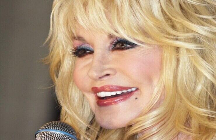 Dolly Parton parla al microfono