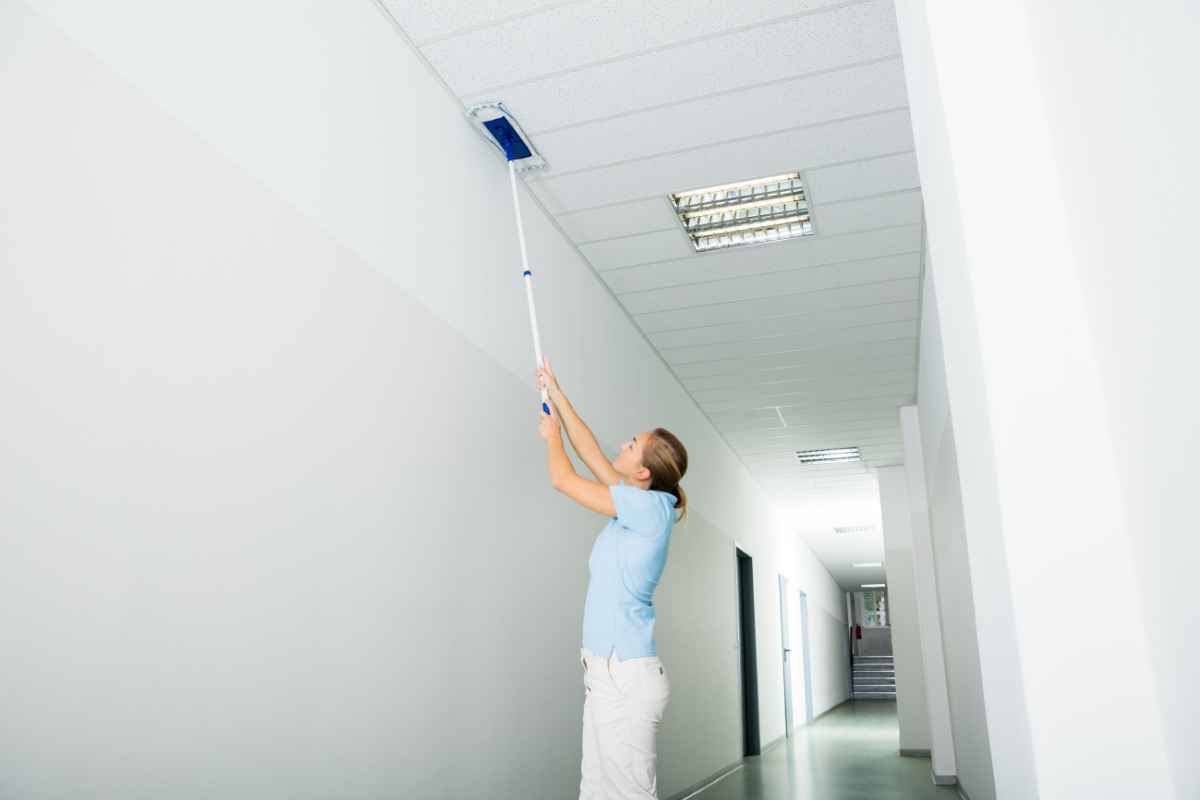 Ecco come pulire il soffitto senza arrampicarti 