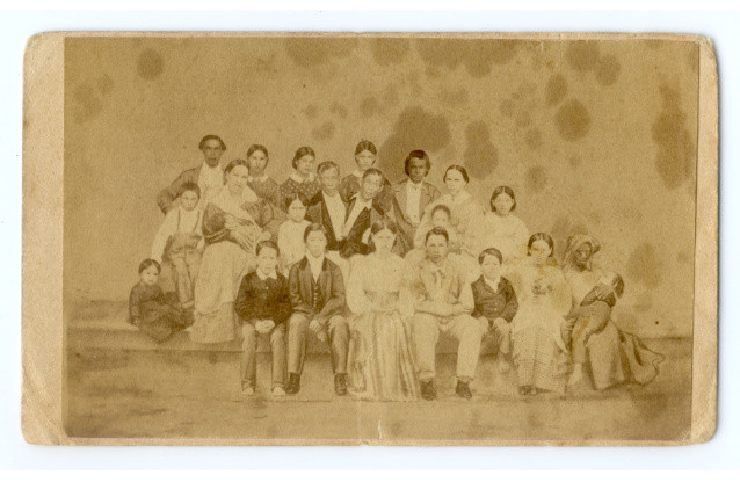 Fotografia della famiglia numerosa di Chang ed Eng