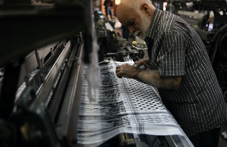 La lavorazione di una kefiah in un’azienda a Hebron, in Cisgiordania