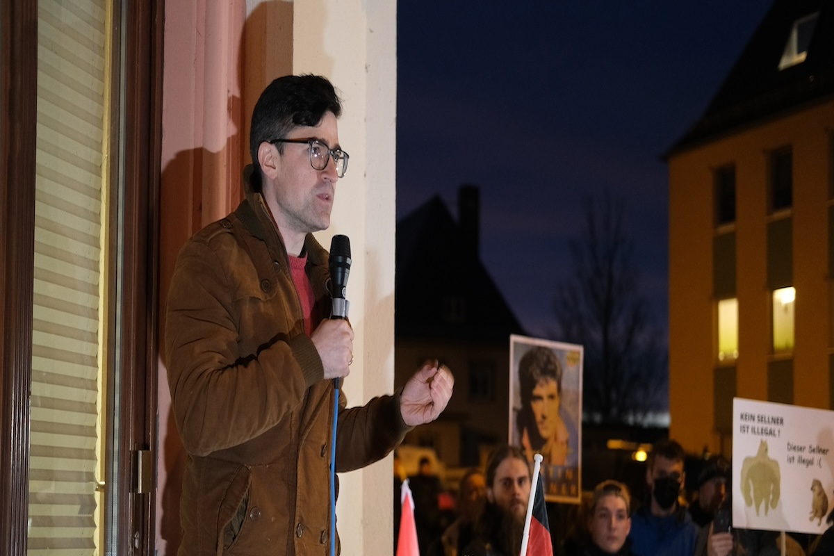 Martin Sellner durante un comizio in Germania, a febbraio