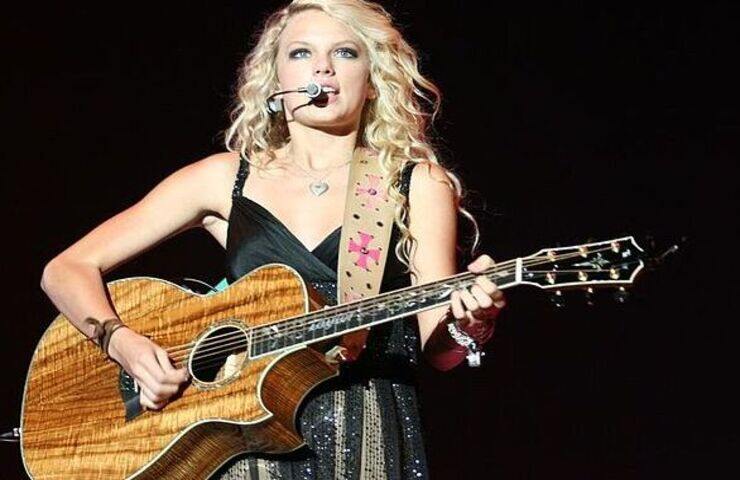 Taylor Swift si esibisce con la chitarra
